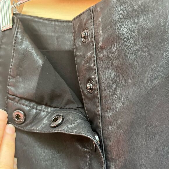 Free People black faux leather miniskirt,snap front closure,4 (see measurements) - Picture 6 of 7